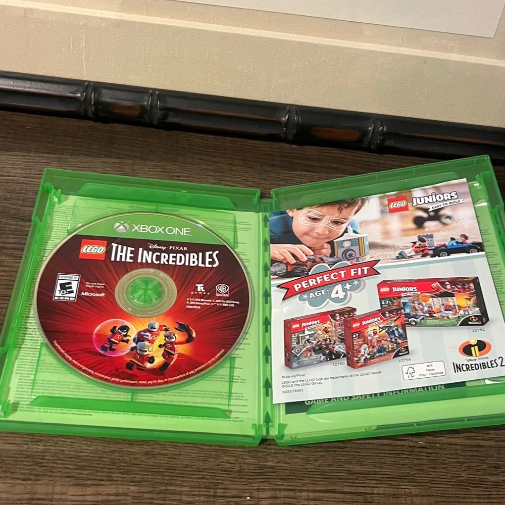 LEGO The Incredibles Xbox One Video Game - Green Case EUC